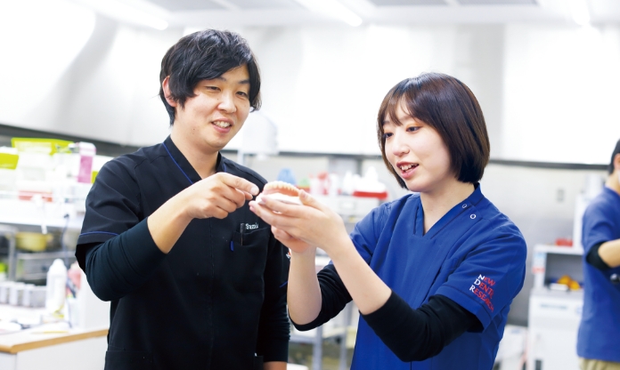 CAD-CAMの技術を学校で習得してきたふたりのような若い歯科技工士に今後も期待しています。