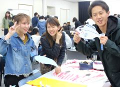 高知県出身の岩元君は、高知名物のカツオの小道具を作っていました!