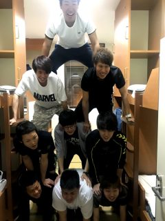 お肉パワーで人間タワー完成！