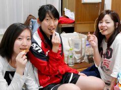 時間なんて気にしない!宿泊の夜といえばやっぱり菓子パ!!