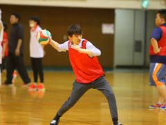 狙いを定めて投げます!