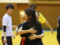 喜びをおさえることができずおもわずハグ!