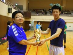 優勝トロフィー授与!