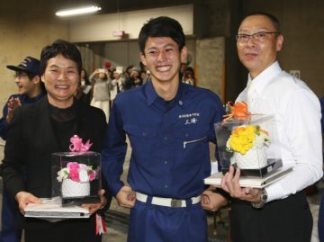 昼間部 総代を務めた三浦 大知くん(中央)と担任の奥元先生(右)、寺師先生(左)