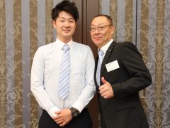 立派な卒業生と撮れて嬉しい、東洋のGTO!(奥元先生)