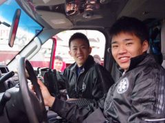 運転席も日本とは逆!見慣れない景色にわくわくしますね!