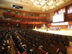 とっても大きなホールで行われる入学式!!