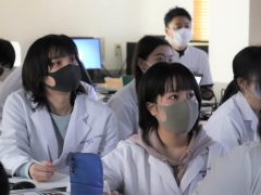 学生も真剣に話を聞いています!