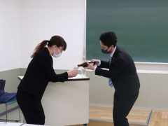 ビールを注ぐ時はラベルを上にしましょう!