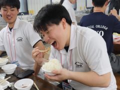 美味しそうに食べるなぁ(笑)