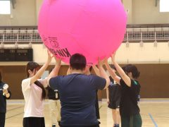 協力必須の大玉運び!