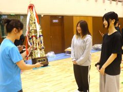 石田先生からのトロフィー授与