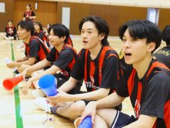 固唾を飲んで見守ります…!