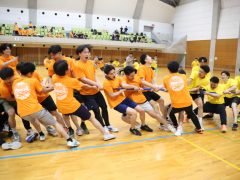 綱をチームの陣地に引っ張ります!