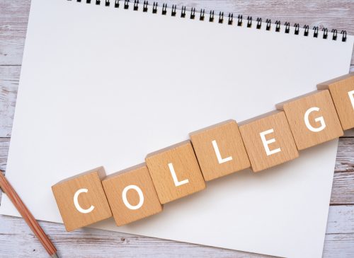 柔道整復師になるには?専門学校と大学のメリットとデメリットをご紹介! 「COLLEGE」と書かれた積み木、ペン、ノート